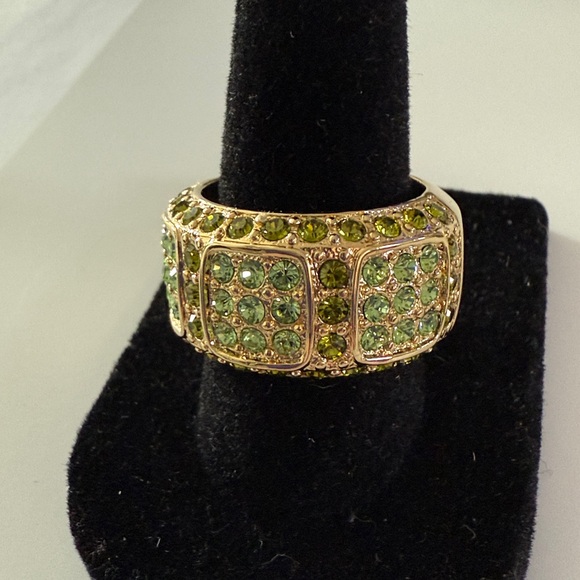 #224 Vintage Green Crystal Band/Ring, Gold Tone, SZ 7 3/4 - Picture 2 of 5